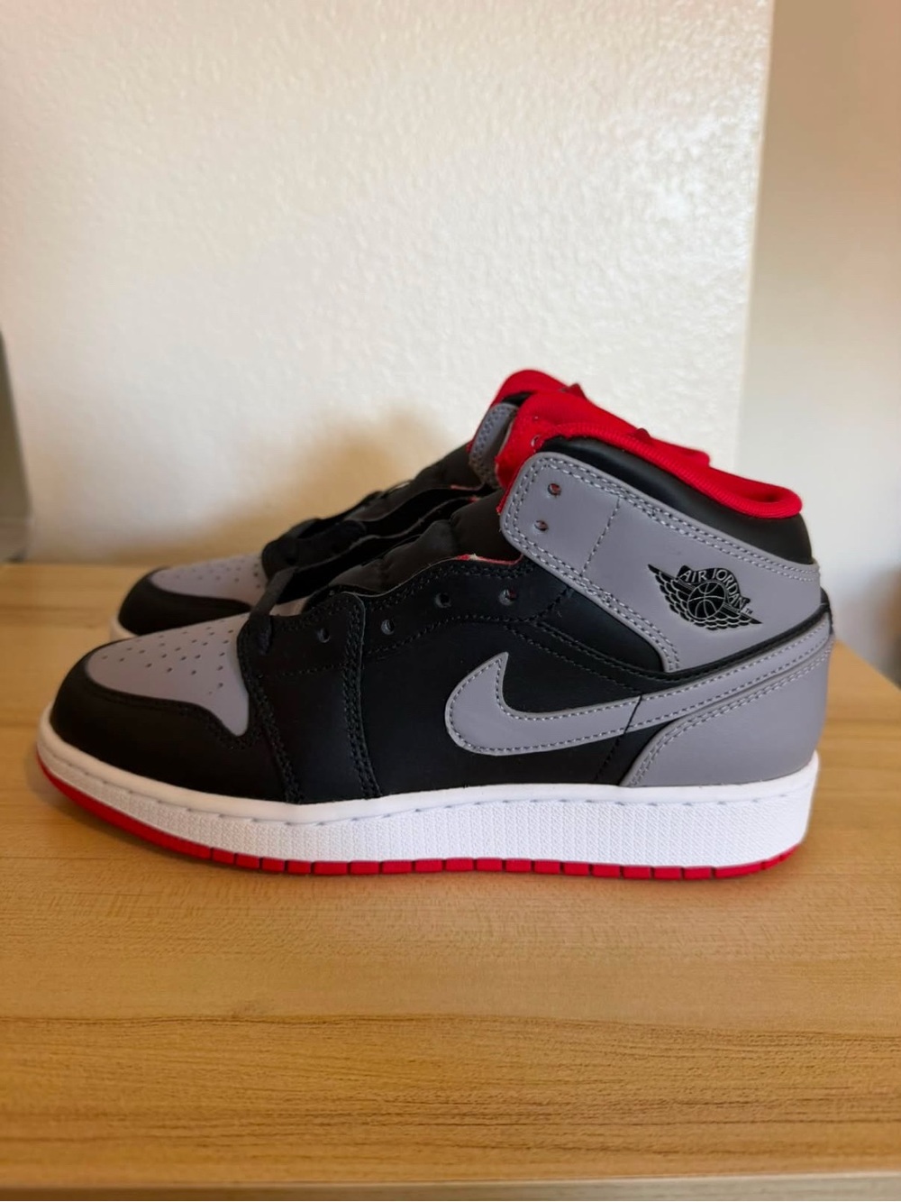 Air Jordan 1 Mid GS Bred Shadow Black Gray Red Kids Size 5.5Y DQ8423-006